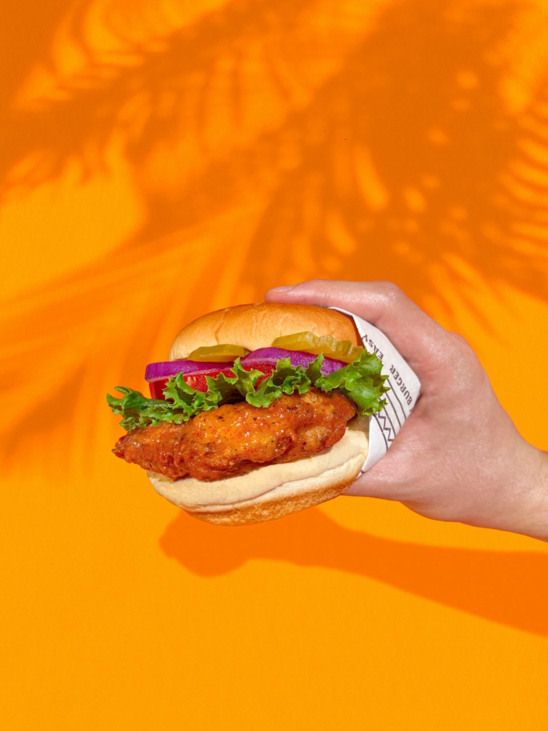 Hamburger egy nő kezében