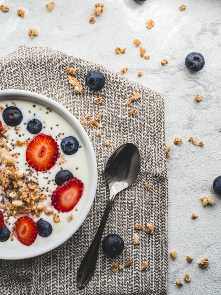 Natúr joghurt gyümölcsökkel és gabonákkal