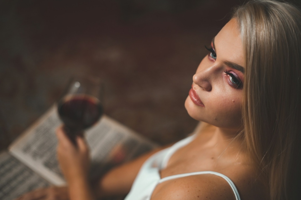 „A férjem úgy tett, mint aki nem látja, hogy alkoholista vagyok” – Nők függőségei a házasságban