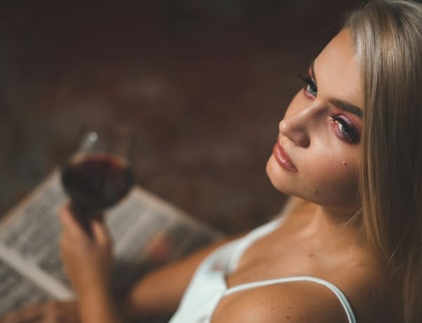 „A férjem úgy tett, mint aki nem látja, hogy alkoholista vagyok” – Nők függőségei a házasságban