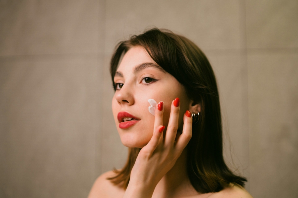 7 skincare hiba, ami miatt zsírosabbnak vagy szárazabbnak érzed a bőröd