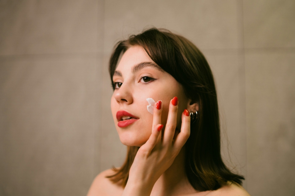 7 skincare hiba, ami miatt zsírosabbnak vagy szárazabbnak érzed a bőröd