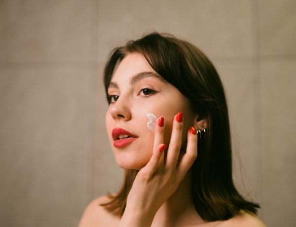 7 skincare hiba, ami miatt zsírosabbnak vagy szárazabbnak érzed a bőröd