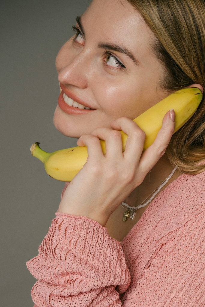 Nő egy banánban telefonál