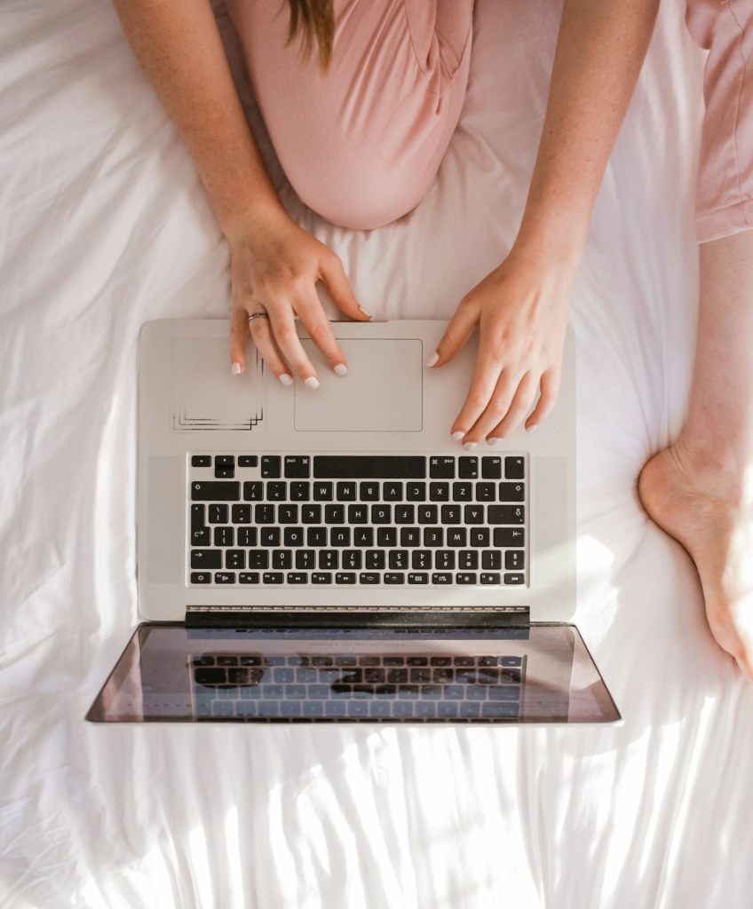 Nő a laptopon vásárolgat, felülnézet