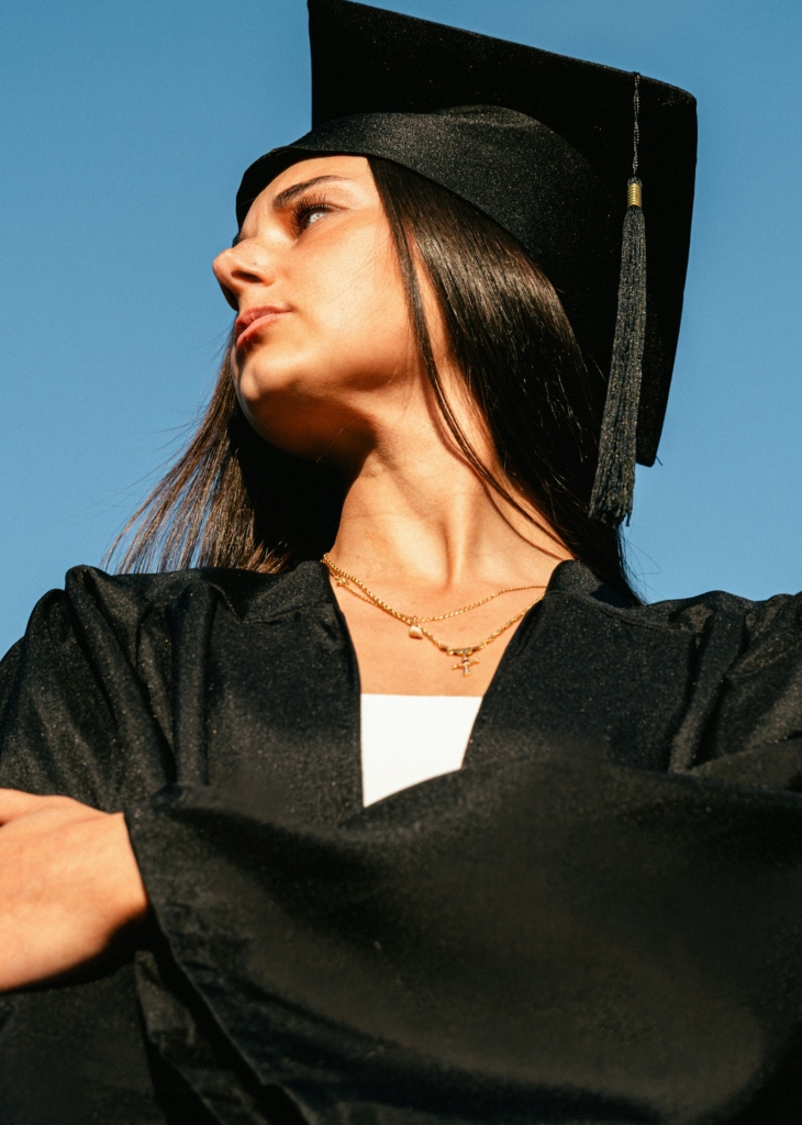 Diploma talárt viselő fiatal nő