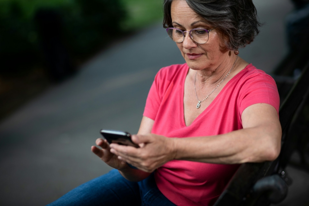 50 felett újra randiznál? Így érdemes belépned az online társkeresők világába érett fejjel