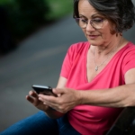 50 felett újra randiznál? Így érdemes belépned az online társkeresők világába érett fejjel