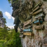 A legbizarrabb temetkezési rituálé: Ezért akasztják a sziklafalakra a koporsókat Sagada lakói