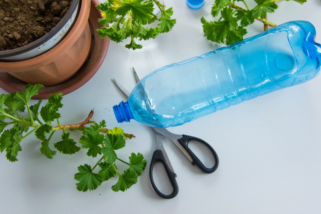 Öntözőrendszer fillérekből: DIY csepegtető palackokból, hogy a növényeid kibírják, amíg nyaralsz