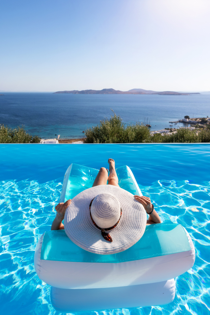 Nő egy infinity pool-ban lazít