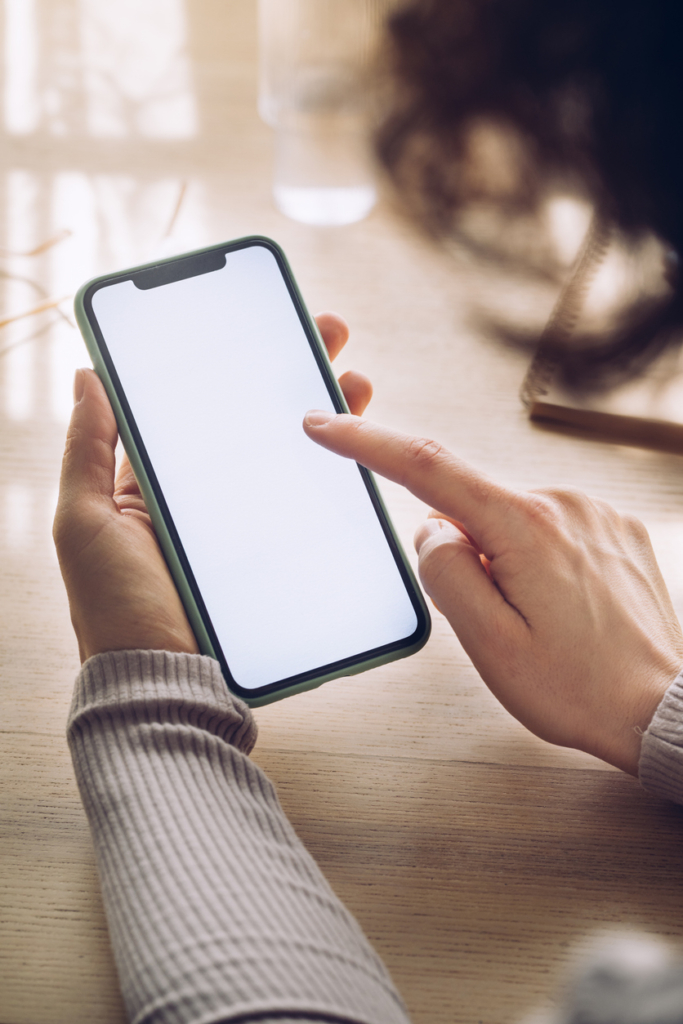 Nő kezében mobiltelefon