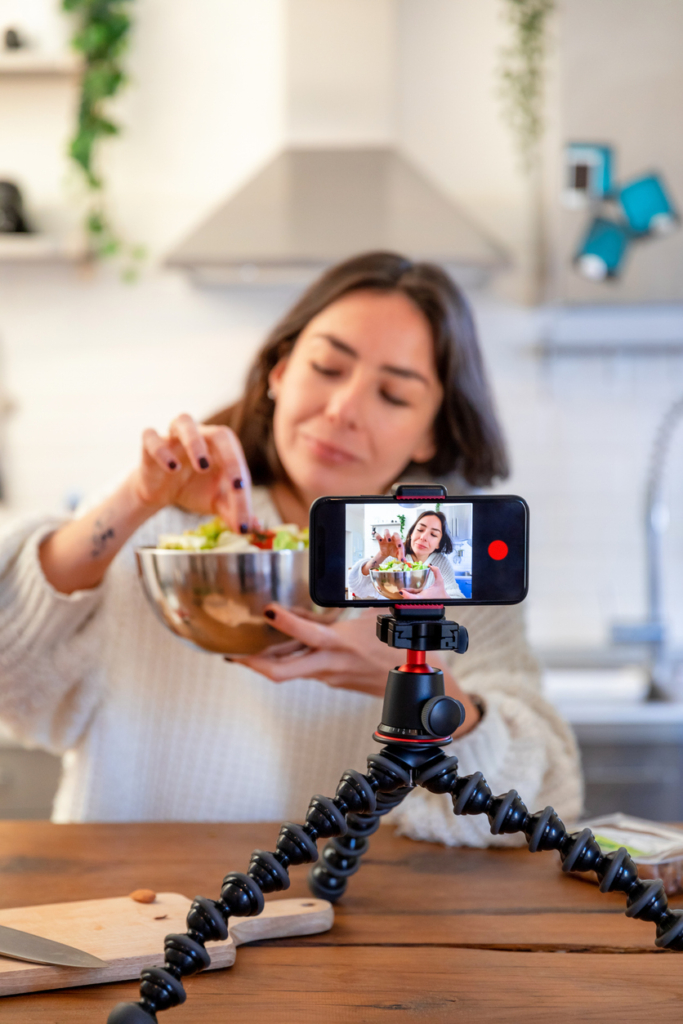 Gasztro vlogger tartalmat készít
