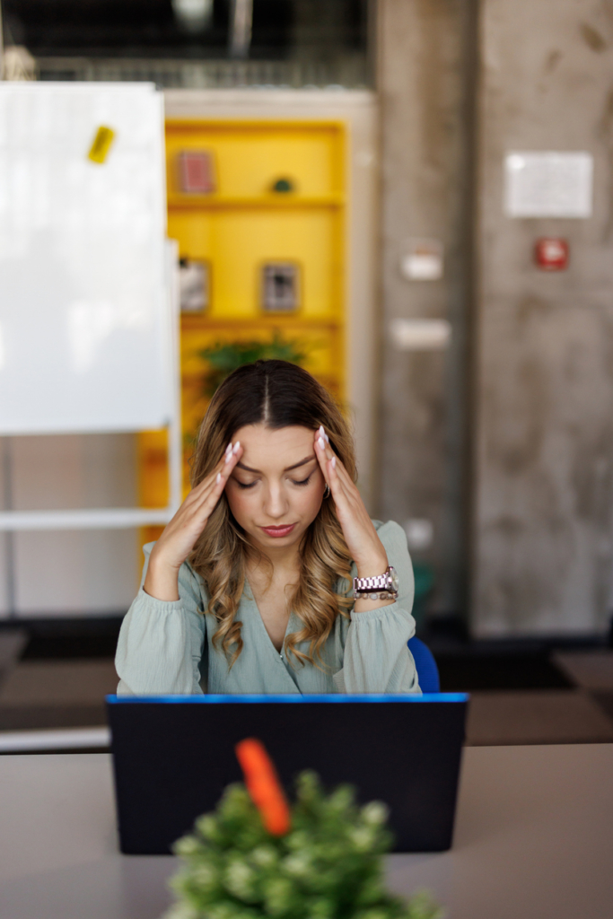 Donna stressata e sopraffatta al lavoro