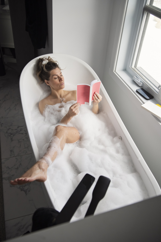 Relaxáló fürdő és könyvolvasás