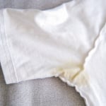 Sárga izzadságfoltok a fehér pólón? A filléres házi szer, ami csodát tesz