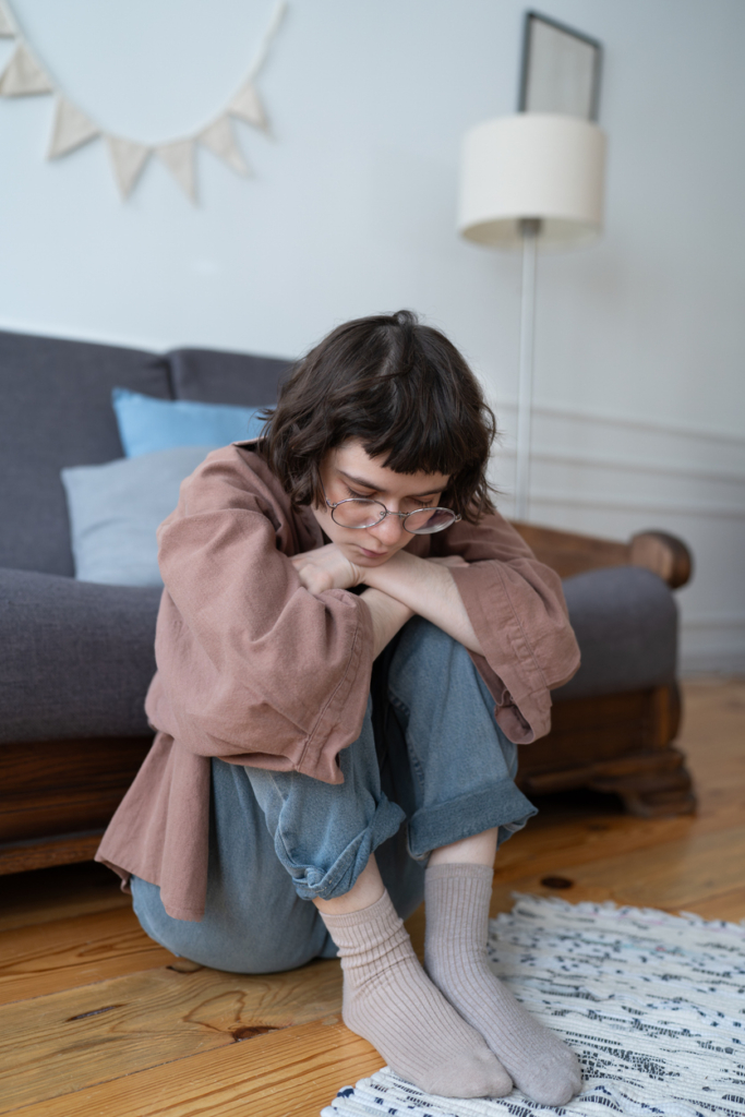Depressziós tinédzser a földön kuporog