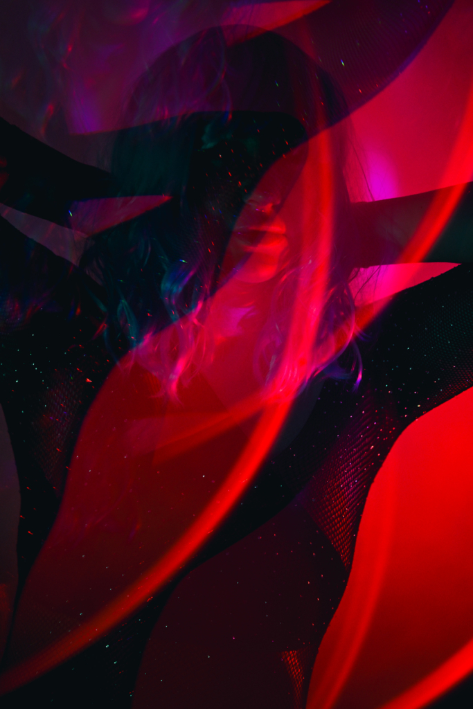 Figura femenina abstracta en luz roja y negra