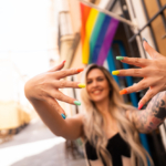 10 egyedi szivárványos köröm ötlet a Pride hónapra
