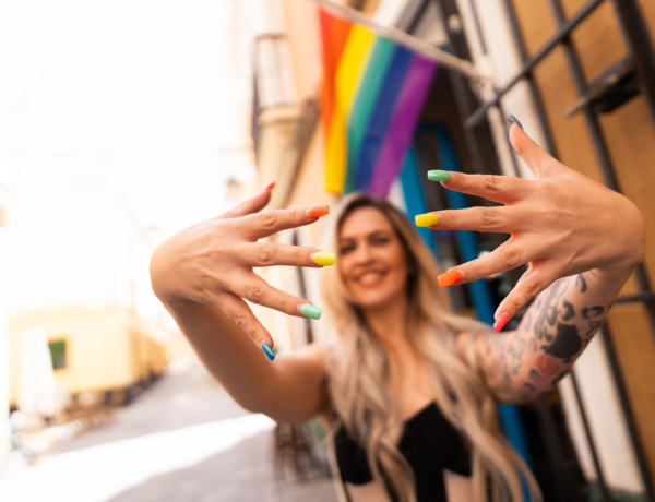 10 egyedi szivárványos köröm ötlet a Pride hónapra