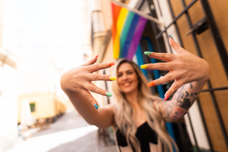 10 egyedi szivárványos köröm ötlet a Pride hónapra