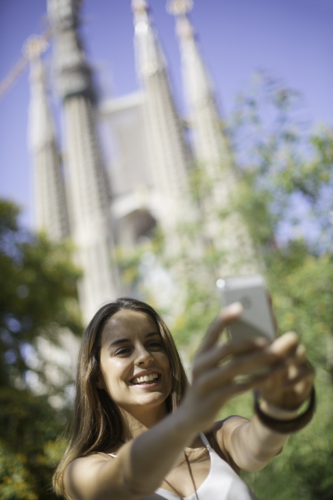 Nő szelfizik a Sagrada Familia előtt
