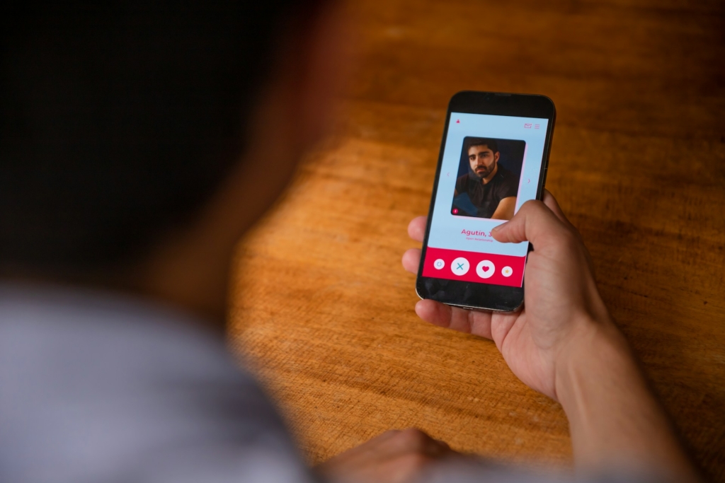 Tinder szótár, hogy kiszűrd a kamut – így dekódold okosan a férfi társkereső profilokat