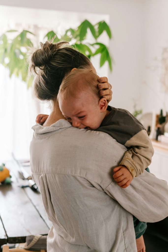 Madre consolando a su bebé que llora