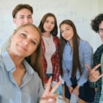 „Sokuknak egy egyszerű szövegértés is kihívást jelent” – Pedagógus vélemények a mai gimnazistákról
