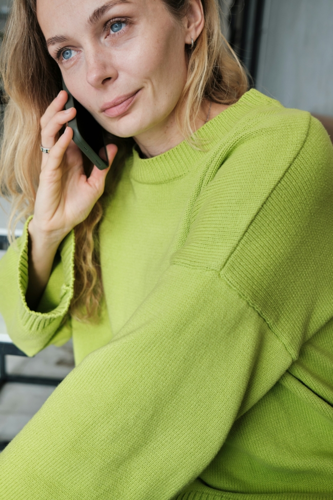Nő telefonál