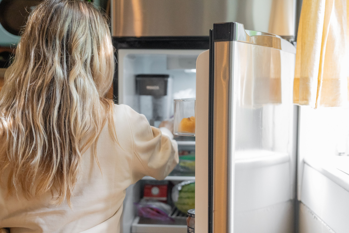 Emiatt lesz áporodott szagú a hűtőd a nyári melegben – és így szüntetheted meg tartósan