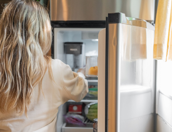 Emiatt lesz áporodott szagú a hűtőd a nyári melegben – és így szüntetheted meg tartósan