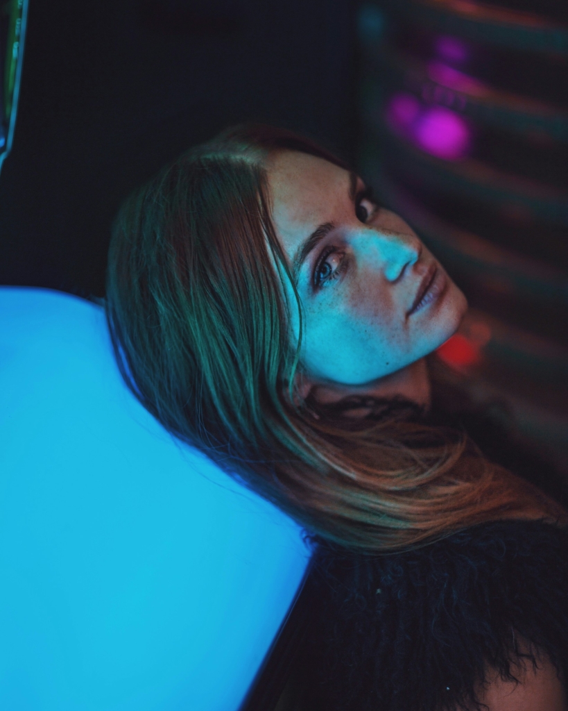 Fiatal nő neon fényekkel világítva, portré