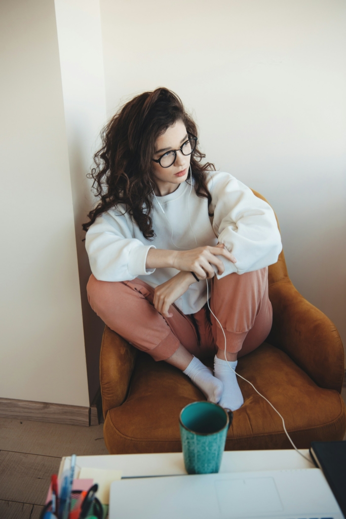 Junge Frau hört allein Musik