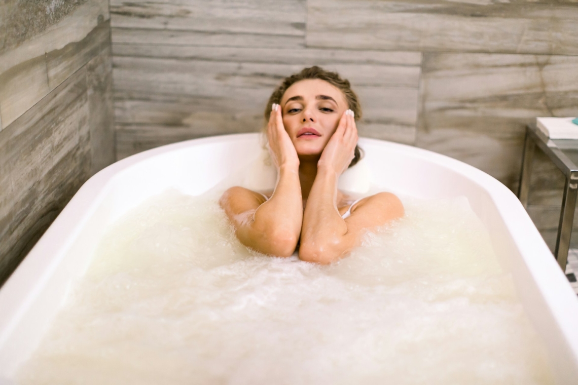 „Egy meleg fürdő és relax zene nem fogja meggyógyítani a lelked” – Pszichológusok vallanak a wellness kultúra hazugságairól