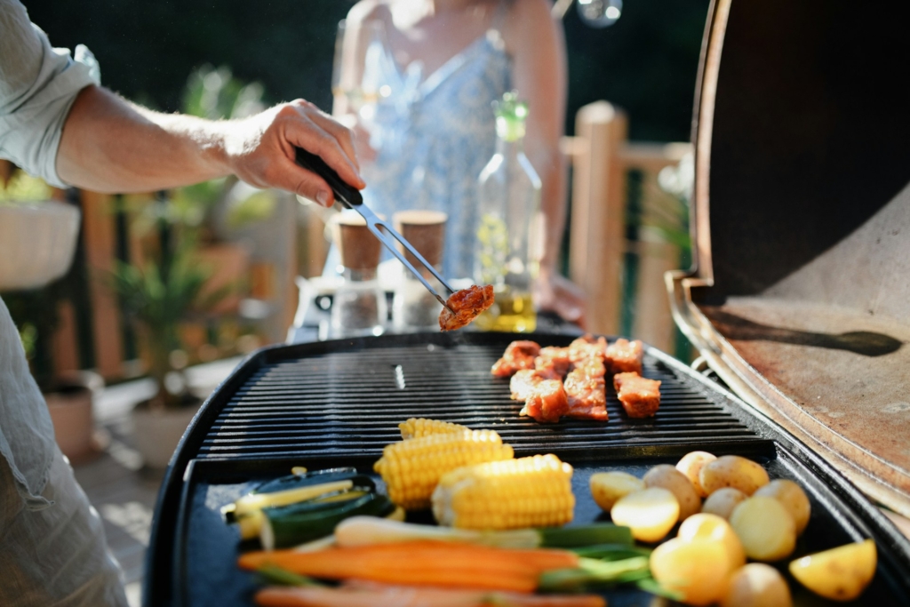 3 zseniális tárolási trükk, amivel elrejtheted a kerti grillsütőt