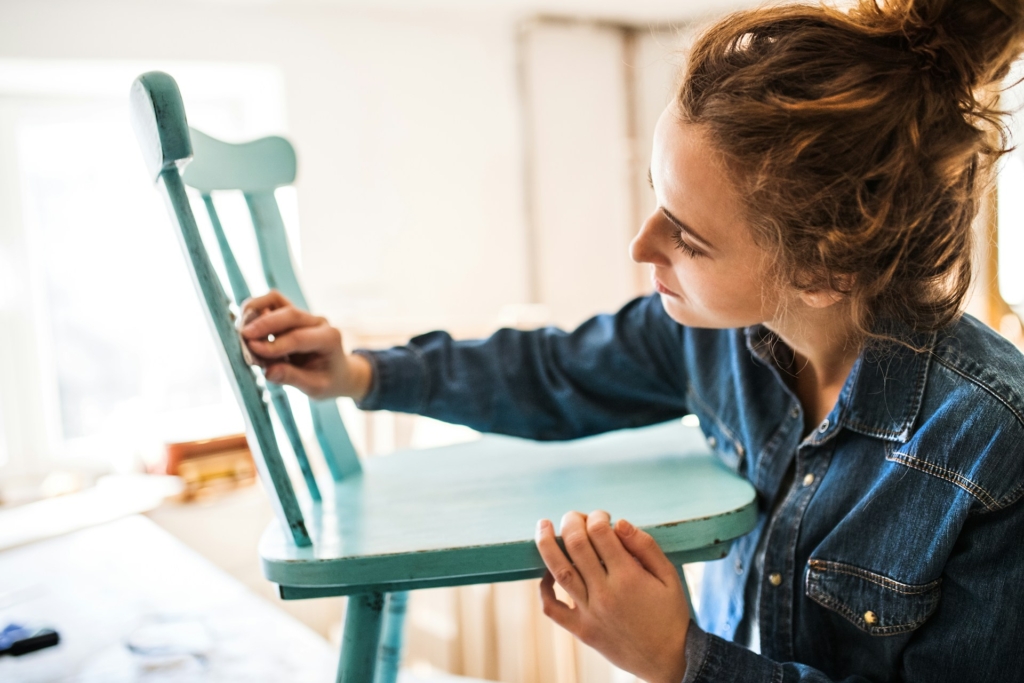4 filléres DIY projekt, ami újjávarázsolja a régi műanyag kerti bútorokat