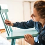 4 filléres DIY projekt, ami újjávarázsolja a régi műanyag kerti bútorokat