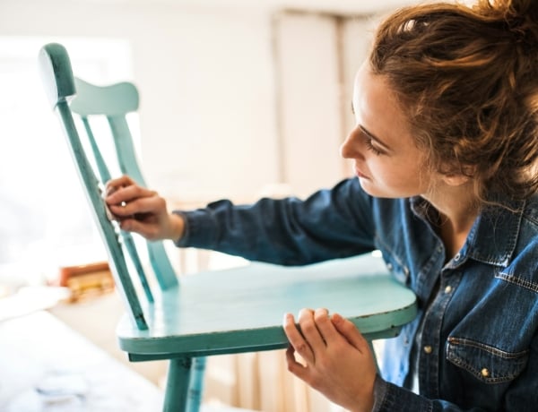 4 filléres DIY projekt, ami újjávarázsolja a régi műanyag kerti bútorokat