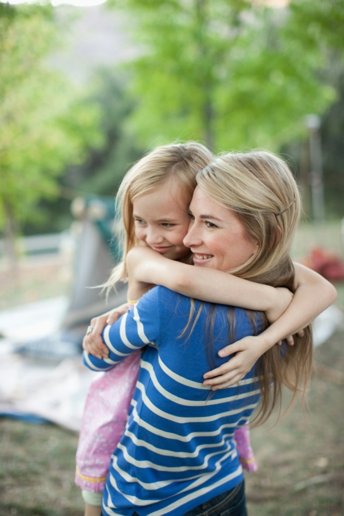 Mamma e figlia si abbracciano