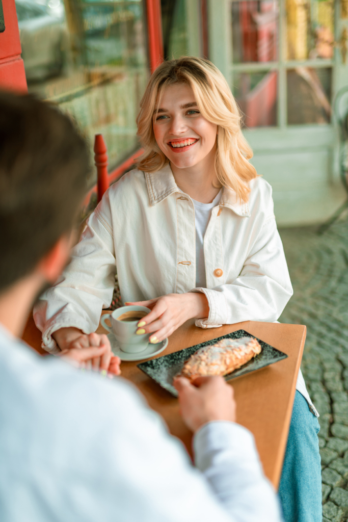 Pár egy romantikus reggelin egy kis kávézóban