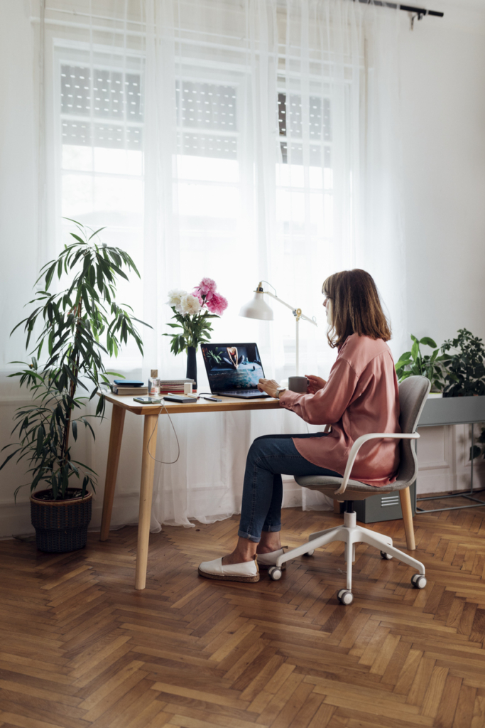 Nő otthonról dolgozik a laptopján