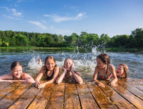 5 dolog, aminek ott kell lennie a strandtáskában, ha gyerekekkel indulsz útnak