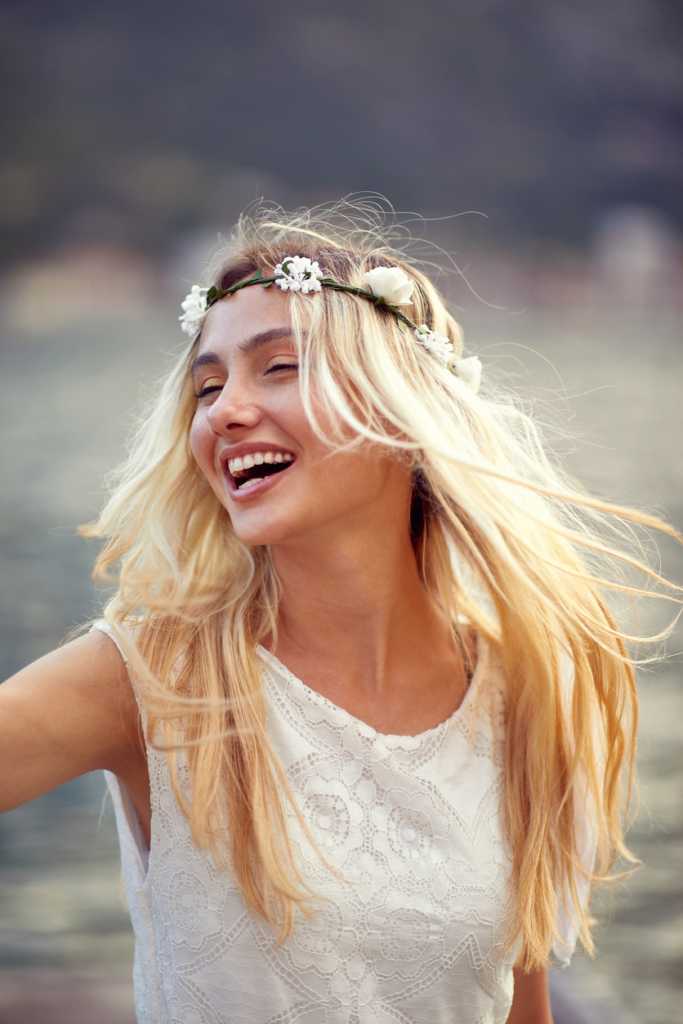 Chica alegre con una corona de flores en la cabeza