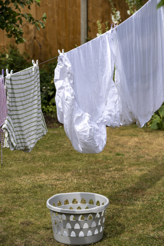 Un drap qui sèche sur une corde à linge en extérieur