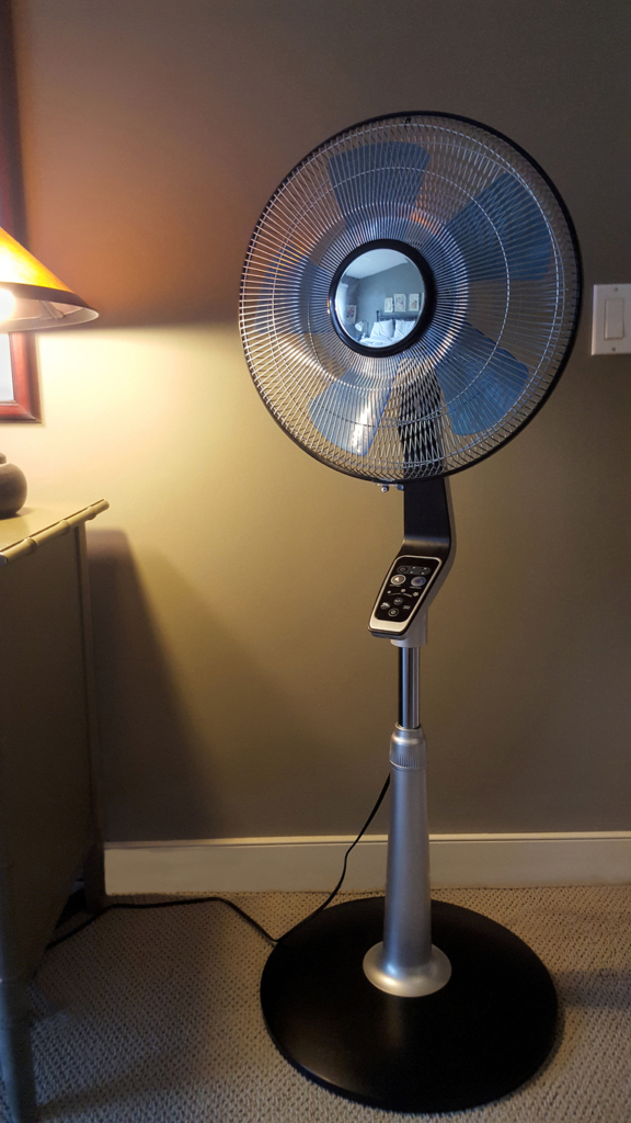 Álló ventilátor a hálószobában