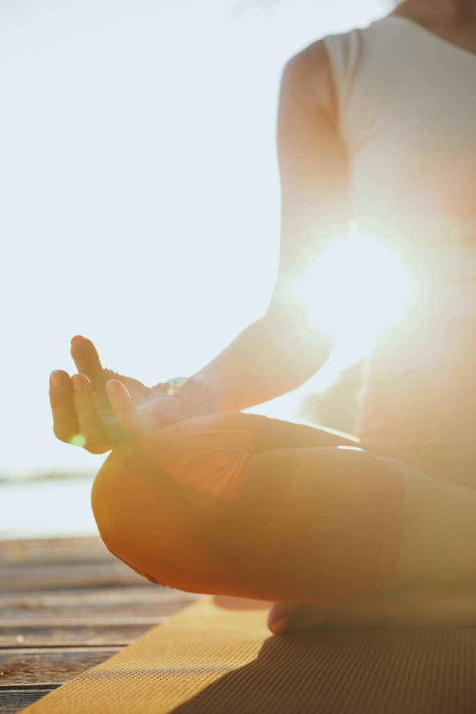 Nő a napsütésben meditál