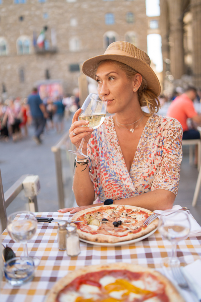 Pizza és bor egy kis étteremben