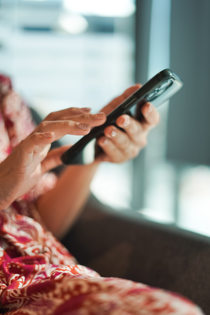 Mobiltelefon női kézben