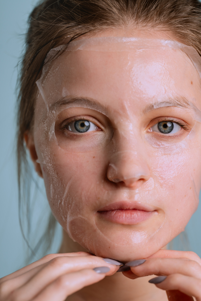 Donna con maschera viso idratante